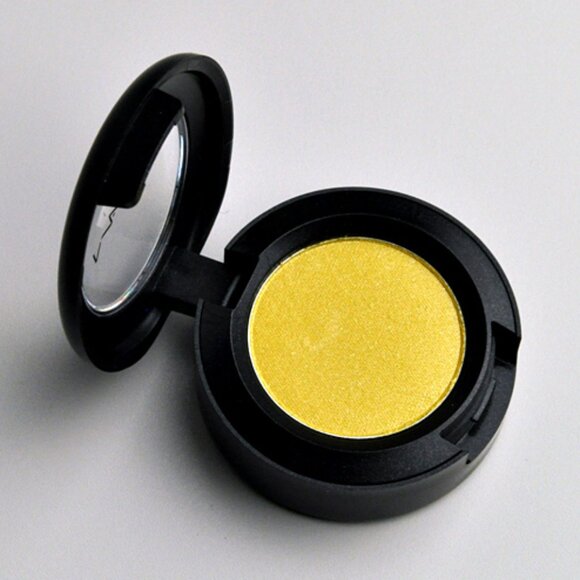 MAC Eye Shadow ~ GOING BANANAS ~ - Picture 1 of 1